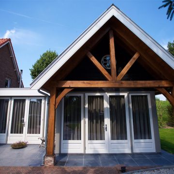 Houten spanten dragen de overkapping