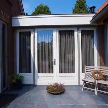 Openslaande deuren naar zonnig terras