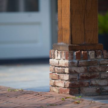 Houten staanders op stenen fundament