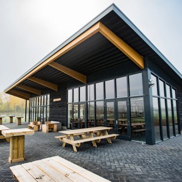 Grote glaspartij voor optimaal zicht op de velden