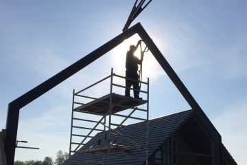 Stellen van de stalen constructie