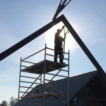 Stellen van de stalen constructie