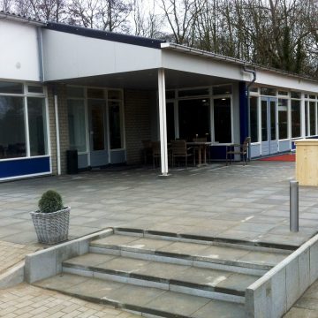 Straatwerk van terras en verlichting