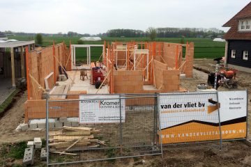 Stellen kozijnen en eerste metselwerk