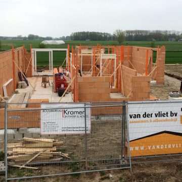 Stellen kozijnen en eerste metselwerk