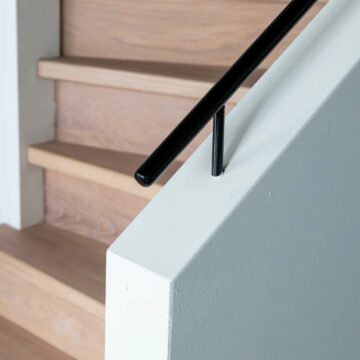 Zwart stalen trapafwerking