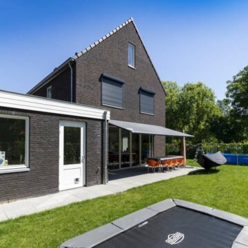 Achterterras aan zonzijde