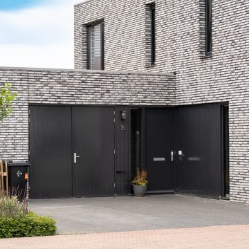 Ruime entree, in contrast met metselwerk.