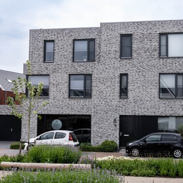 2 van elkaar afwijkende woningen onder 1 kap.