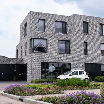 Donkere accenten op begane grond zorgen voor stabiliteit.