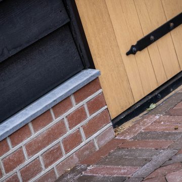 Strakke afwerking met knipvoegen.