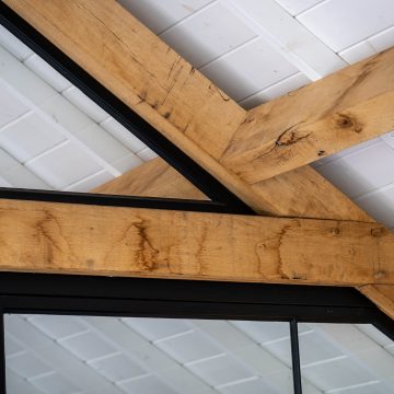 Zwart staal met eiken, prachtige combinatie.