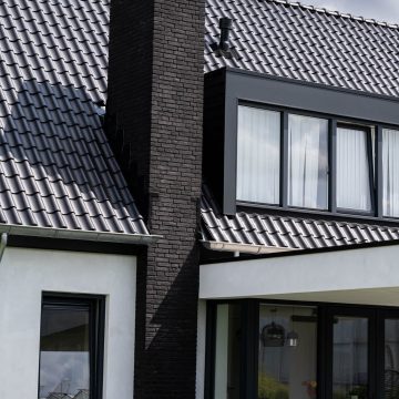 Van buitenaf opgemetselde schoorsteen als blikvanger.