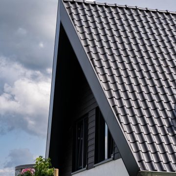 Karakteristieke modern uitgevoerde zadelkap.