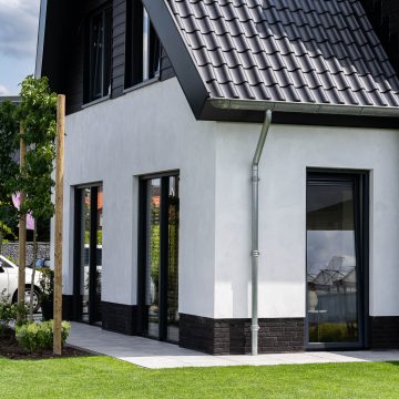 Zinken hemelwaterafvoer.