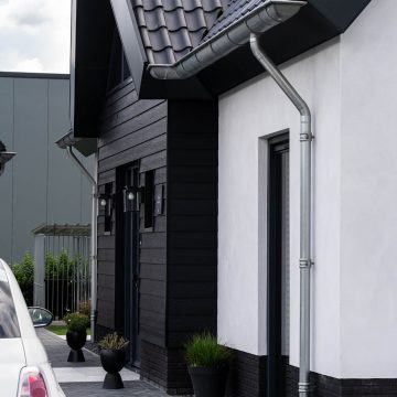 Gepotdekselde wanden in contrast met witte stucmuren.