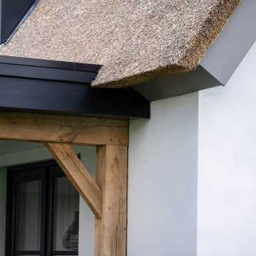 Eikenhouten details in gevel.
