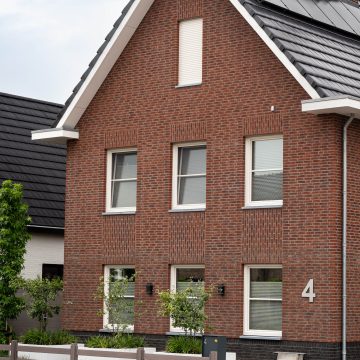 Verticaal metselwerk boven en onder raampartijen.