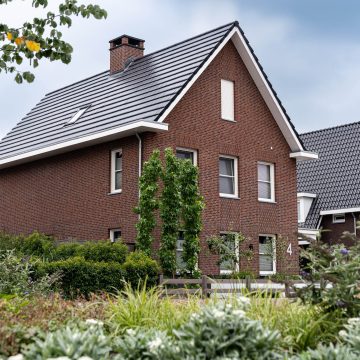 Tuin met hoogteverschil in het groen