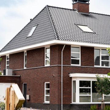 Horizontaal gerichte 3-vlaks kozijnen.