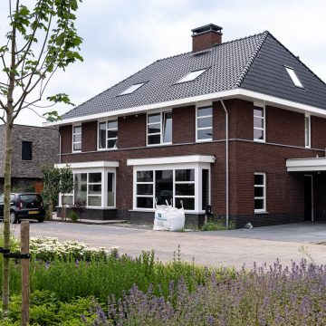 Leistenen sierrand in metselwerk 1e verdieping.