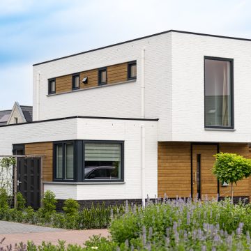 Vlakke witte regenafvoer in stijl.