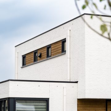 Karakteristieke langwerpige raampartij op bovenverdieping.