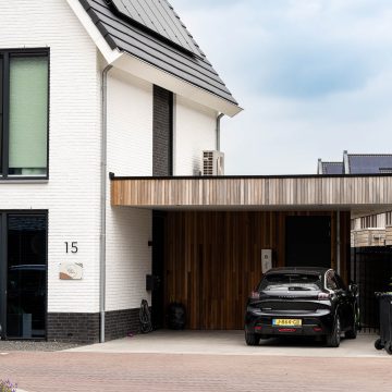 Met hout afgewerkte carport voor garage