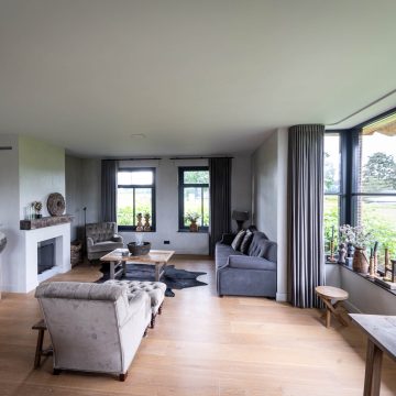 Stijlvolle living met veel lichtinval.