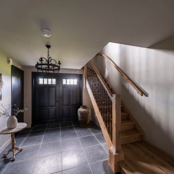 Toepassing unieke vloersteentjes in gang.