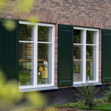 Hardhouten luiken op kleur gespoten in fabriek