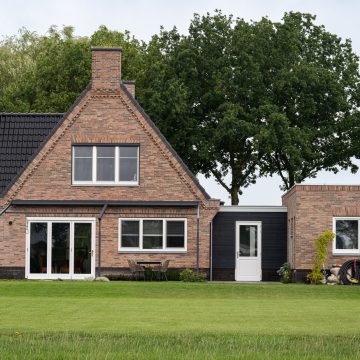 Door de ruime kavel straalt de woning ook ruimte uit
