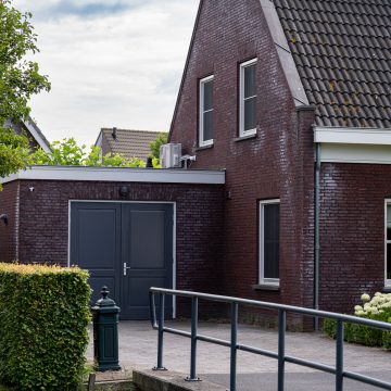 Aangebouwde garage met strakke belijning