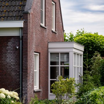 Authentieke erker met roedeverdeling