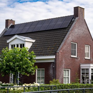 Dubbele rij zonnepanelen tegen de nok